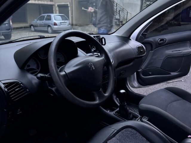 Серый Пежо 206, объемом двигателя 1.4 л и пробегом 278 тыс. км за 3250 $, фото 9 на Automoto.ua