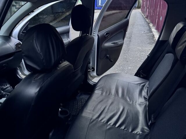 Серый Пежо 206, объемом двигателя 1.4 л и пробегом 278 тыс. км за 3250 $, фото 7 на Automoto.ua