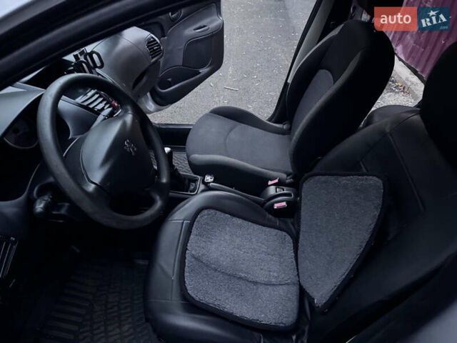 Серый Пежо 206, объемом двигателя 1.36 л и пробегом 278 тыс. км за 3250 $, фото 12 на Automoto.ua