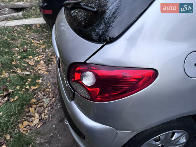 Серый Пежо 206, объемом двигателя 1.36 л и пробегом 278 тыс. км за 3250 $, фото 18 на Automoto.ua