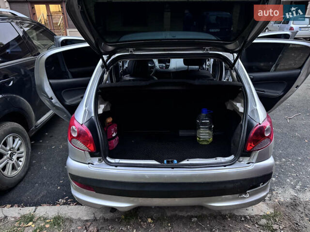 Серый Пежо 206, объемом двигателя 1.36 л и пробегом 278 тыс. км за 3250 $, фото 5 на Automoto.ua