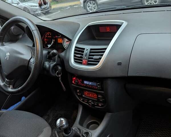 Сірий Пежо 206, об'ємом двигуна 1.36 л та пробігом 143 тис. км за 5000 $, фото 4 на Automoto.ua