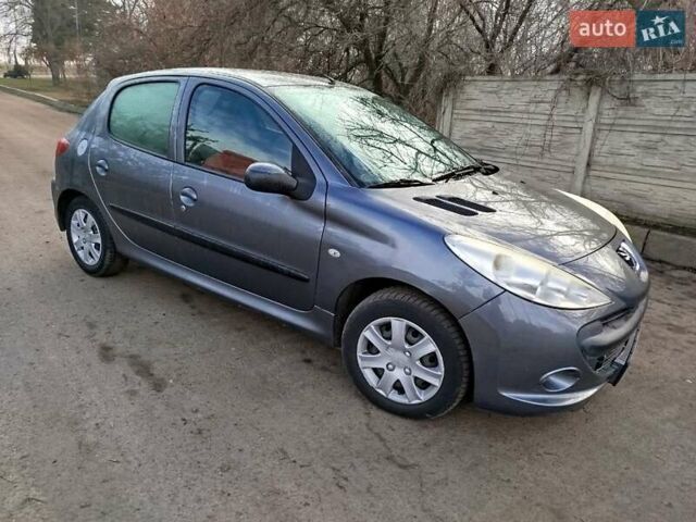 Серый Пежо 206, объемом двигателя 1.36 л и пробегом 180 тыс. км за 4200 $, фото 1 на Automoto.ua