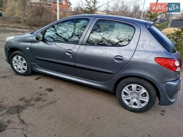 Серый Пежо 206, объемом двигателя 1.36 л и пробегом 180 тыс. км за 4200 $, фото 3 на Automoto.ua