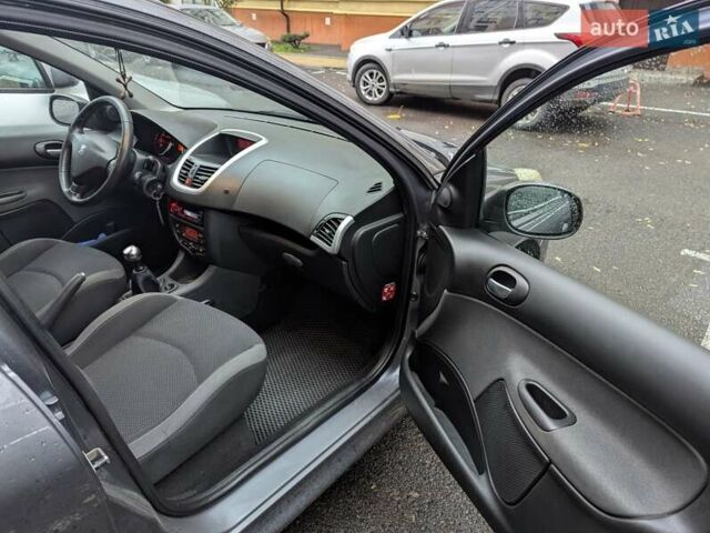 Сірий Пежо 206, об'ємом двигуна 1.36 л та пробігом 143 тис. км за 5000 $, фото 7 на Automoto.ua