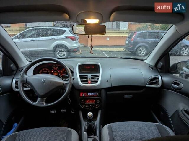 Сірий Пежо 206, об'ємом двигуна 1.36 л та пробігом 143 тис. км за 5000 $, фото 5 на Automoto.ua