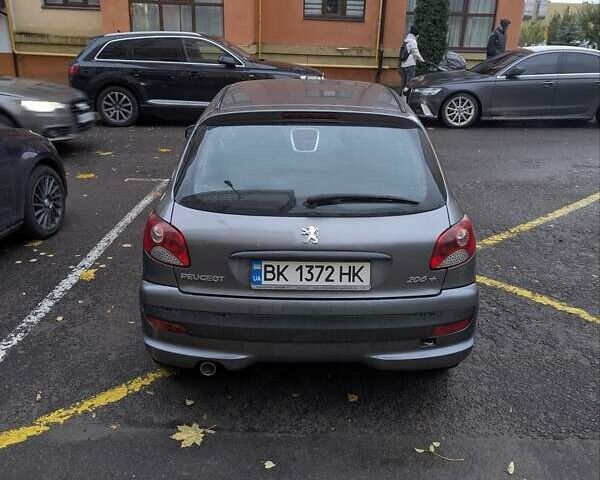 Сірий Пежо 206, об'ємом двигуна 1.36 л та пробігом 143 тис. км за 5000 $, фото 2 на Automoto.ua