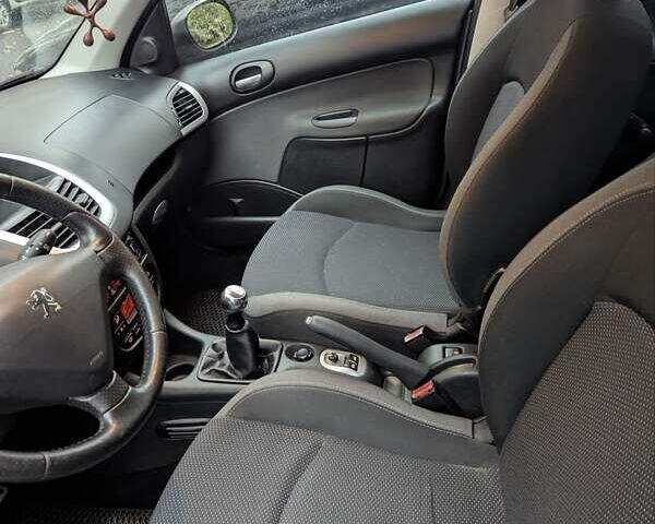 Сірий Пежо 206, об'ємом двигуна 1.36 л та пробігом 143 тис. км за 5000 $, фото 11 на Automoto.ua