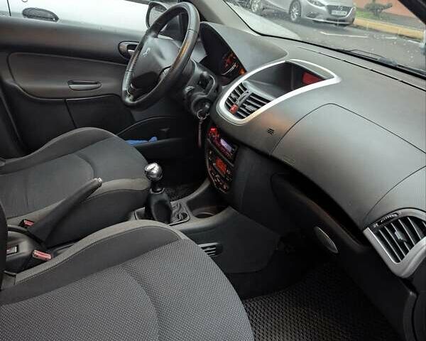 Сірий Пежо 206, об'ємом двигуна 1.36 л та пробігом 143 тис. км за 5000 $, фото 3 на Automoto.ua