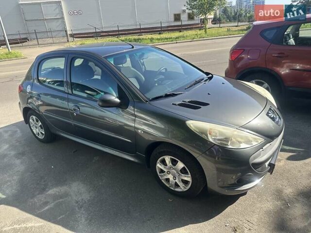 Серый Пежо 206, объемом двигателя 1.36 л и пробегом 204 тыс. км за 3500 $, фото 1 на Automoto.ua