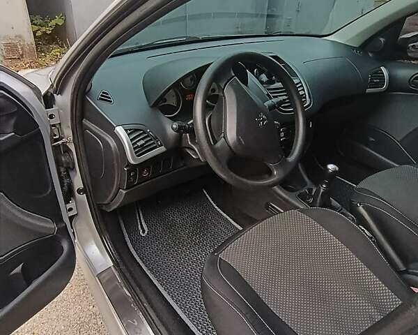 Сірий Пежо 206, об'ємом двигуна 1.4 л та пробігом 197 тис. км за 4699 $, фото 1 на Automoto.ua