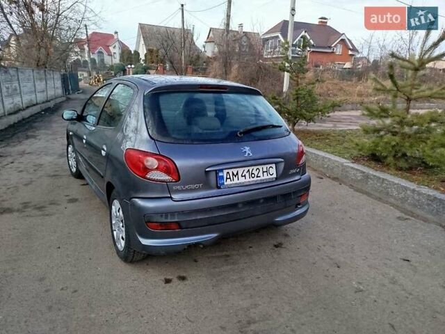 Серый Пежо 206, объемом двигателя 1.36 л и пробегом 180 тыс. км за 4200 $, фото 2 на Automoto.ua