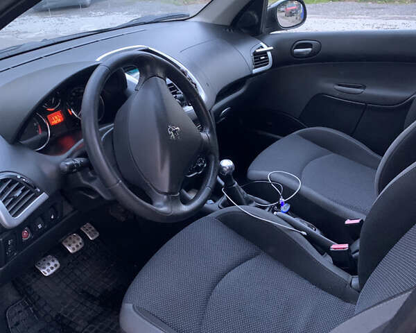 Серый Пежо 206, объемом двигателя 1.4 л и пробегом 160 тыс. км за 3700 $, фото 4 на Automoto.ua