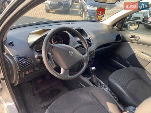 Серый Пежо 206, объемом двигателя 1.4 л и пробегом 137 тыс. км за 3900 $, фото 10 на Automoto.ua