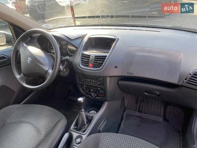 Серый Пежо 206, объемом двигателя 1.4 л и пробегом 137 тыс. км за 3900 $, фото 9 на Automoto.ua