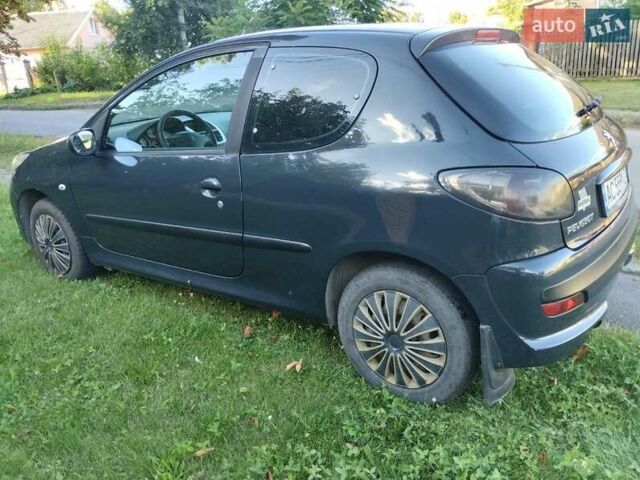 Серый Пежо 206, объемом двигателя 1.12 л и пробегом 160 тыс. км за 4200 $, фото 2 на Automoto.ua