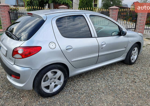 Серый Пежо 206, объемом двигателя 1.4 л и пробегом 100 тыс. км за 6500 $, фото 1 на Automoto.ua