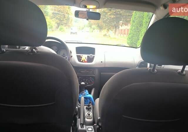 Серый Пежо 206, объемом двигателя 1.4 л и пробегом 160 тыс. км за 3800 $, фото 3 на Automoto.ua