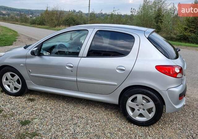 Серый Пежо 206, объемом двигателя 1.4 л и пробегом 100 тыс. км за 6500 $, фото 4 на Automoto.ua