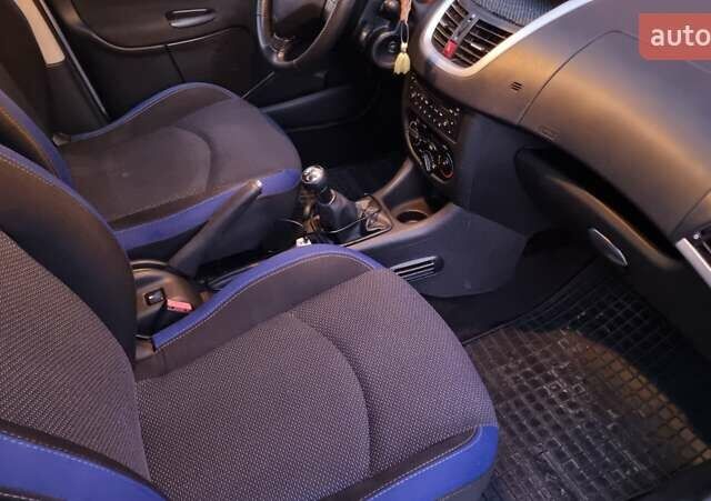 Серый Пежо 206, объемом двигателя 1.4 л и пробегом 100 тыс. км за 6500 $, фото 5 на Automoto.ua