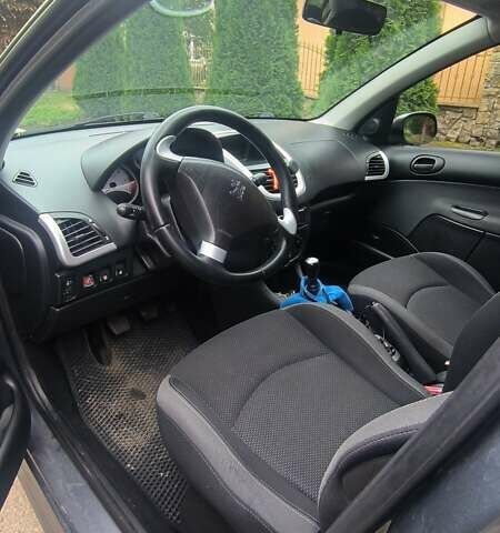 Серый Пежо 206, объемом двигателя 1.4 л и пробегом 160 тыс. км за 3800 $, фото 11 на Automoto.ua