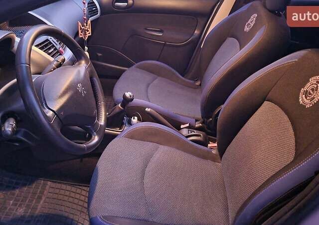 Серый Пежо 206, объемом двигателя 1.4 л и пробегом 100 тыс. км за 6500 $, фото 8 на Automoto.ua