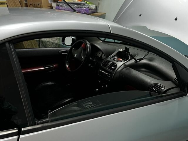 Серый Пежо 206, объемом двигателя 1.6 л и пробегом 181 тыс. км за 4000 $, фото 6 на Automoto.ua