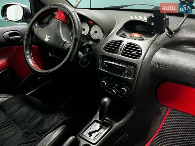 Сірий Пежо 206, об'ємом двигуна 1.59 л та пробігом 181 тис. км за 4000 $, фото 3 на Automoto.ua