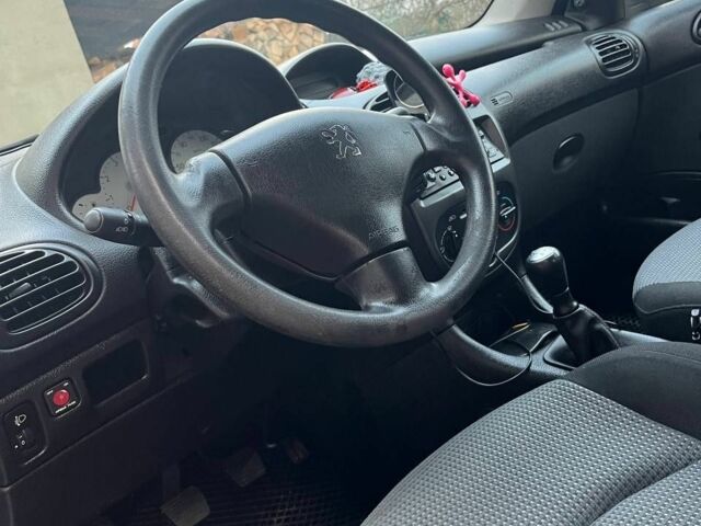 Серый Пежо 206, объемом двигателя 1.1 л и пробегом 128 тыс. км за 2500 $, фото 4 на Automoto.ua