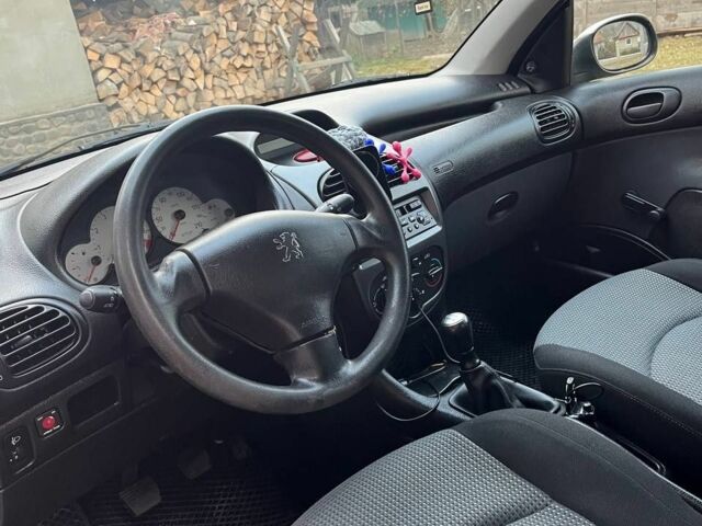 Серый Пежо 206, объемом двигателя 1.1 л и пробегом 128 тыс. км за 2500 $, фото 6 на Automoto.ua
