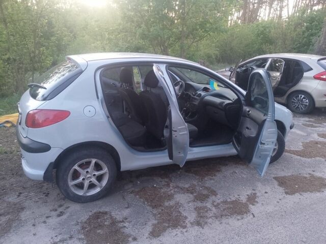 Серый Пежо 206, объемом двигателя 1.4 л и пробегом 280 тыс. км за 1750 $, фото 3 на Automoto.ua