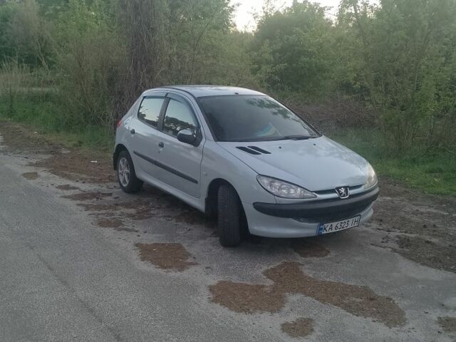 Серый Пежо 206, объемом двигателя 1.4 л и пробегом 280 тыс. км за 1750 $, фото 4 на Automoto.ua
