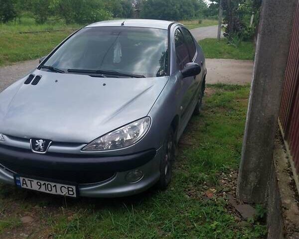 Сірий Пежо 206, об'ємом двигуна 1.36 л та пробігом 277 тис. км за 2200 $, фото 4 на Automoto.ua