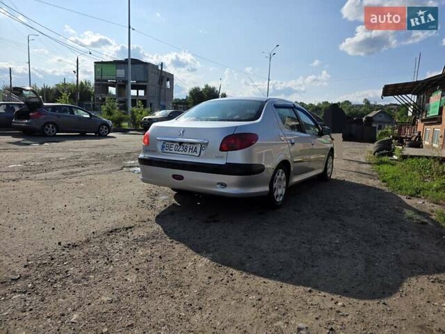 Сірий Пежо 206, об'ємом двигуна 1.36 л та пробігом 87 тис. км за 3000 $, фото 4 на Automoto.ua