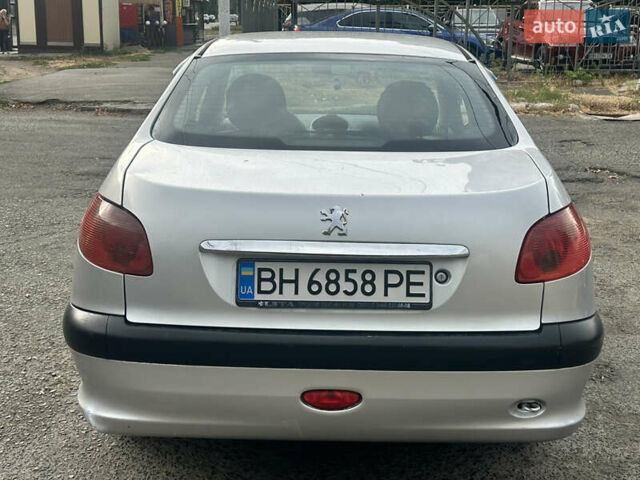 Серый Пежо 206, объемом двигателя 1.36 л и пробегом 195 тыс. км за 2400 $, фото 2 на Automoto.ua