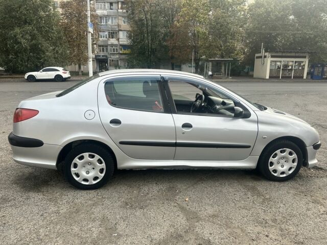 Серый Пежо 206, объемом двигателя 1.4 л и пробегом 195 тыс. км за 2400 $, фото 3 на Automoto.ua