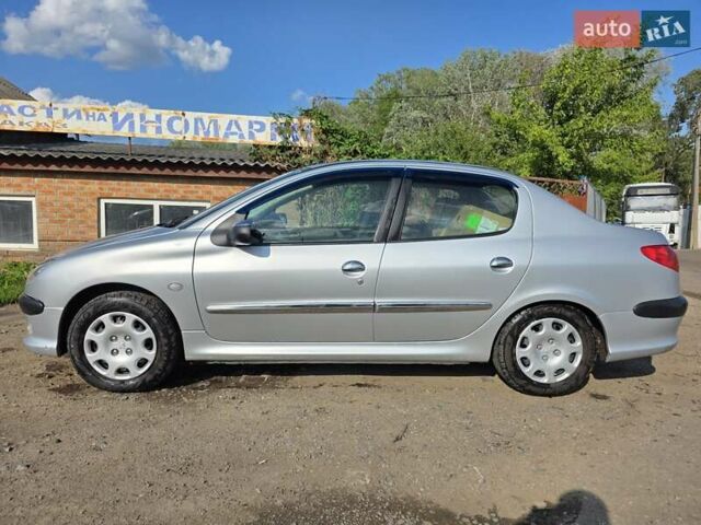 Сірий Пежо 206, об'ємом двигуна 1.36 л та пробігом 87 тис. км за 3000 $, фото 6 на Automoto.ua