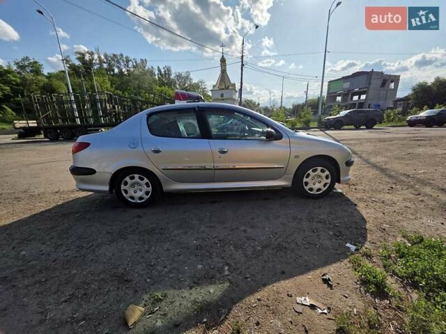 Сірий Пежо 206, об'ємом двигуна 1.36 л та пробігом 87 тис. км за 3000 $, фото 5 на Automoto.ua
