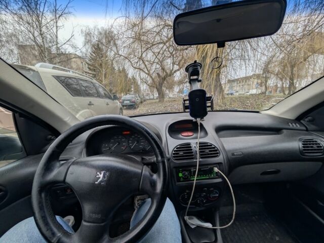 Серый Пежо 206, объемом двигателя 1.4 л и пробегом 285 тыс. км за 2000 $, фото 5 на Automoto.ua