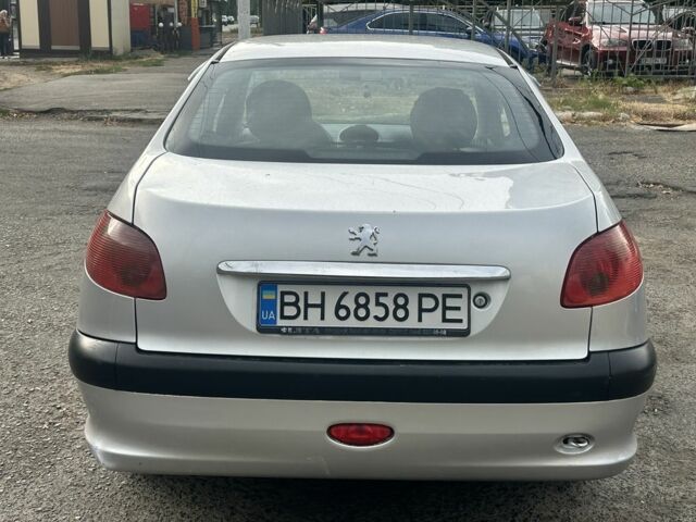 Серый Пежо 206, объемом двигателя 1.4 л и пробегом 195 тыс. км за 2400 $, фото 2 на Automoto.ua