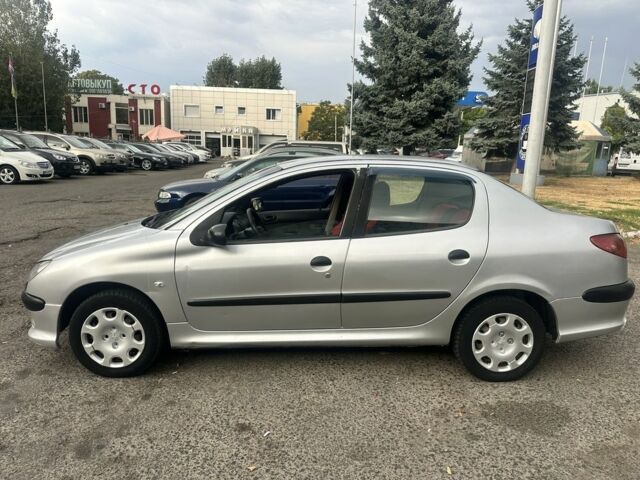 Серый Пежо 206, объемом двигателя 1.4 л и пробегом 195 тыс. км за 2400 $, фото 1 на Automoto.ua