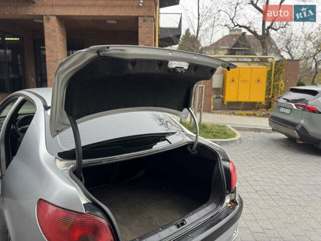 Серый Пежо 206, объемом двигателя 1.36 л и пробегом 184 тыс. км за 2100 $, фото 9 на Automoto.ua