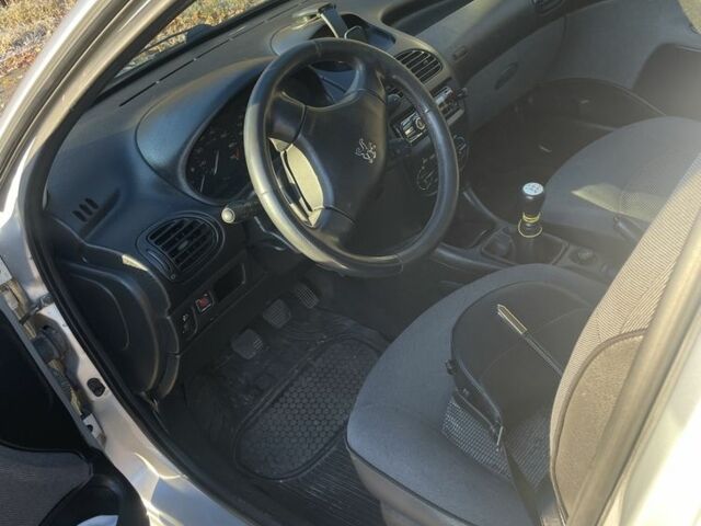 Серый Пежо 206, объемом двигателя 1.4 л и пробегом 262 тыс. км за 3500 $, фото 3 на Automoto.ua