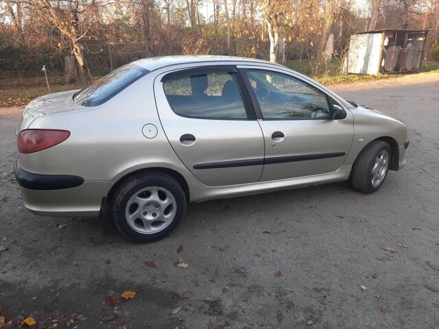 Серый Пежо 206, объемом двигателя 1.4 л и пробегом 250 тыс. км за 2650 $, фото 3 на Automoto.ua