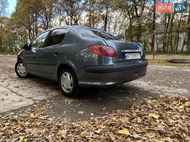 Сірий Пежо 206, об'ємом двигуна 1.36 л та пробігом 388 тис. км за 2000 $, фото 2 на Automoto.ua