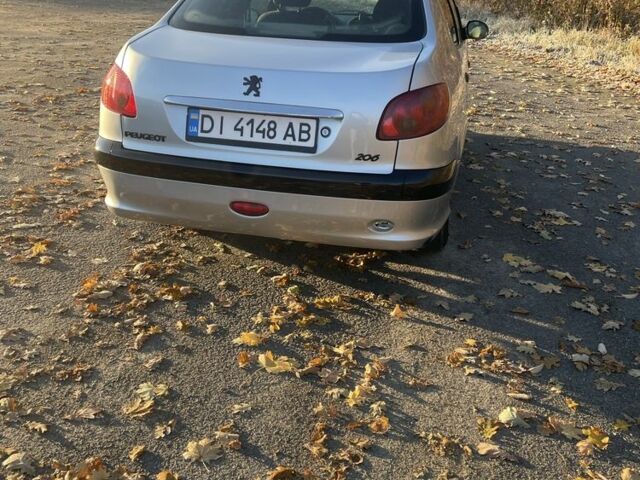 Серый Пежо 206, объемом двигателя 1.4 л и пробегом 262 тыс. км за 3500 $, фото 2 на Automoto.ua