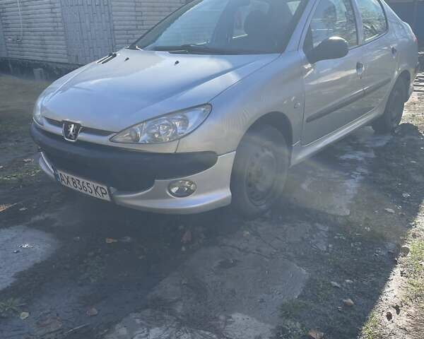 Серый Пежо 206, объемом двигателя 1.36 л и пробегом 150 тыс. км за 3500 $, фото 2 на Automoto.ua