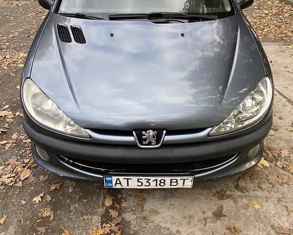 Сірий Пежо 206, об'ємом двигуна 1.36 л та пробігом 388 тис. км за 2000 $, фото 1 на Automoto.ua