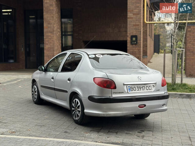 Серый Пежо 206, объемом двигателя 1.36 л и пробегом 184 тыс. км за 2100 $, фото 6 на Automoto.ua