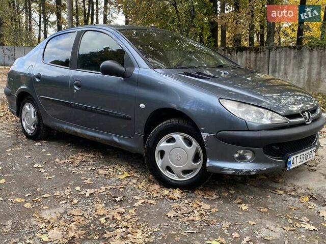 Сірий Пежо 206, об'ємом двигуна 1.36 л та пробігом 388 тис. км за 2000 $, фото 4 на Automoto.ua